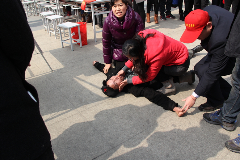 情况紧急 客运广场路人突然晕厥 志愿者伸出援