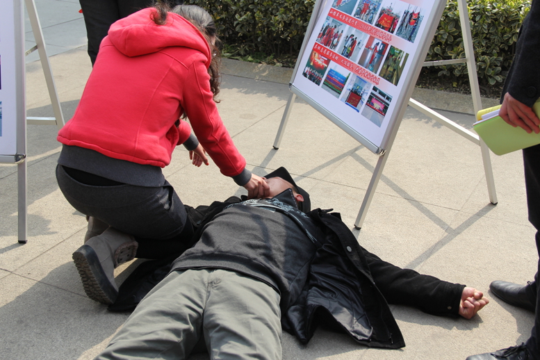 情况紧急 客运广场路人突然晕厥 志愿者伸出援