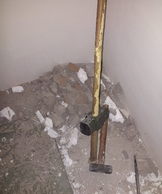 这回我决定亲自敲墙,网购的大锤子,东西不错,可惜太重了,连邮费55元