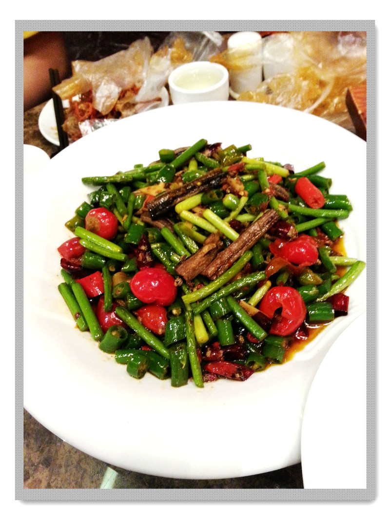 吃货冒着瓢泼大雨前往大渝川菜,更冒着打静脉