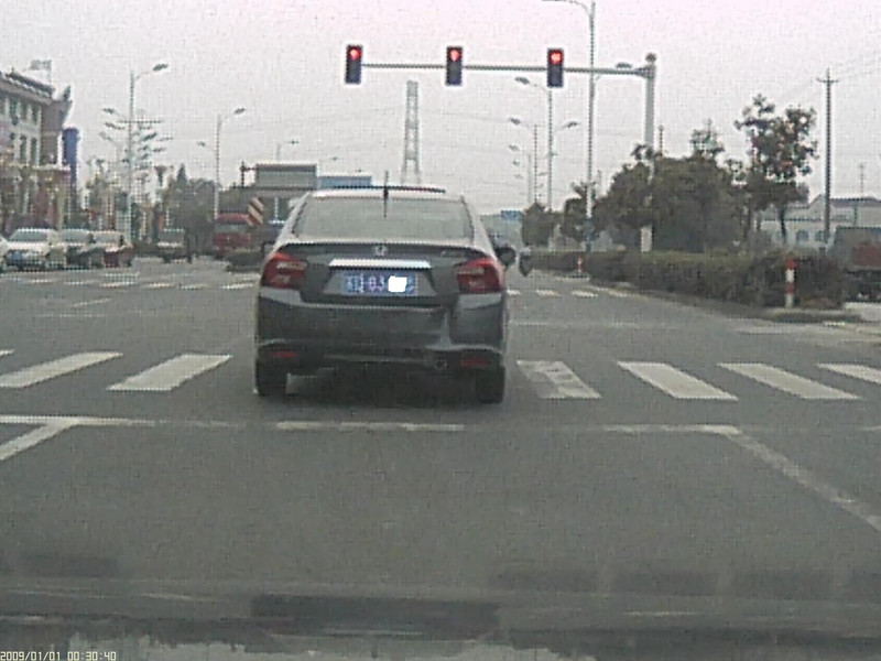 你就这样急吗?没有探头你就闯红灯!小心点!我