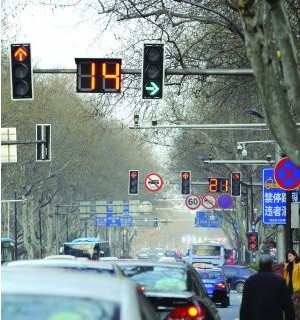 为何市区的红绿灯不安装秒倒计时?有时看到绿灯就纠结