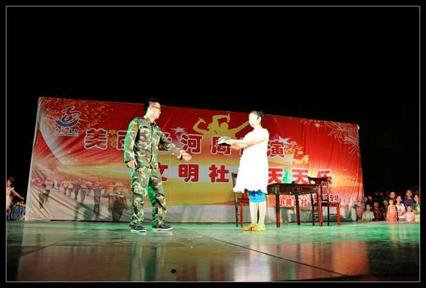 大家园》 葫芦丝演奏《美丽的金孔雀》 这宝宝的妈妈很是敬业,赞