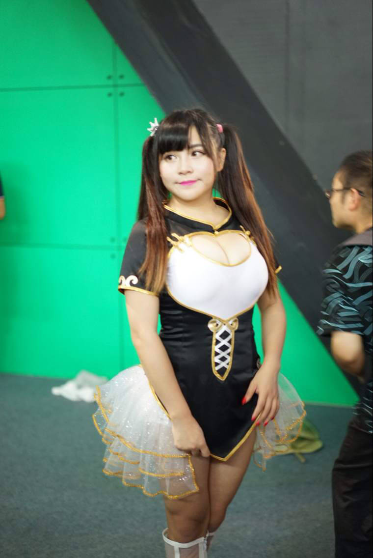 大胸小孽,童颜巨乳堪称中国版苍井空.胸大也是挺好的,虽然身体累了点