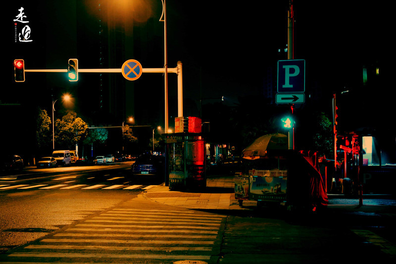 即使霓虹常亮,红灯绿灯不停地闪烁变幻,黑夜中的街道看起来仍然孤寂