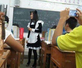 女教师穿女仆装上课图片