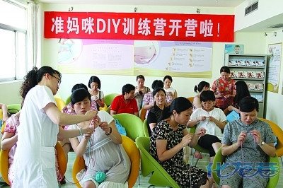 常州妇幼保健院:<em>准妈妈</em>们学<em>织毛衣</em>预防产后抑