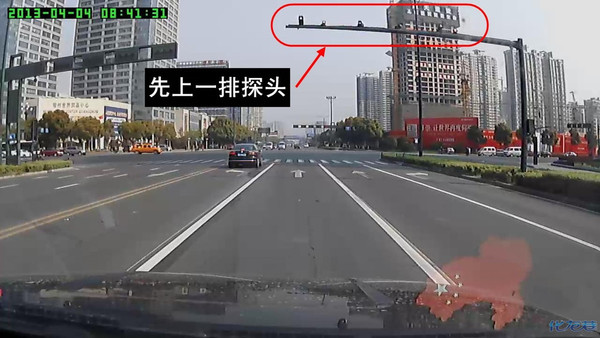 曝光路况,闯红灯的轿车,一排探头,还敢闯红灯!