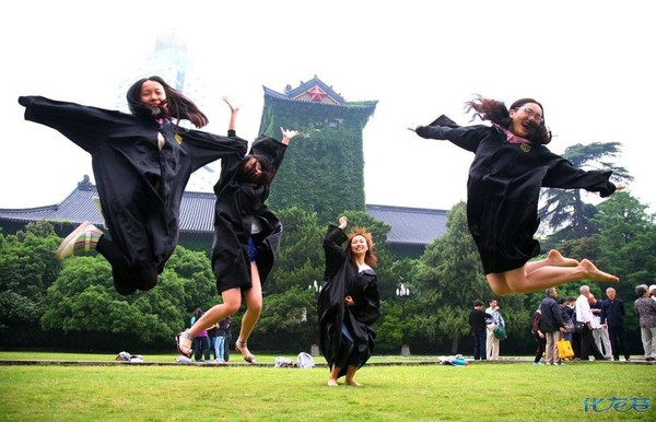 高清:各地大学生拍个性毕业照 纪念逝去的青春