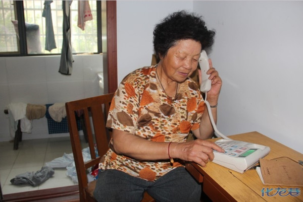 介绍电话机的各项功能,并邀请老人亲自试打电话