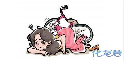 身边有爱穿长裙骑车的女子注意了!长裙卷进车轮女学生