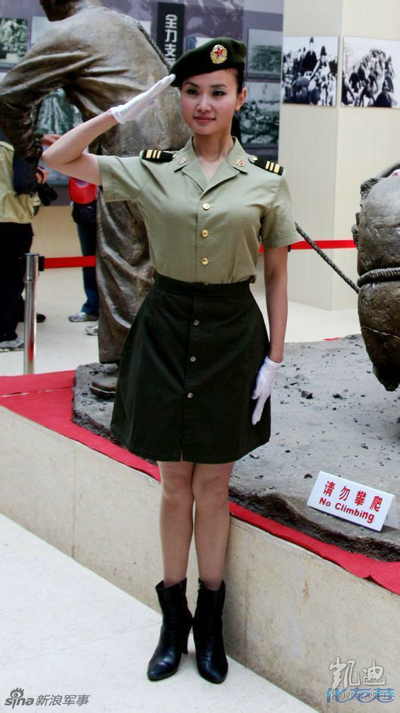 穿军装兵妹子就是漂亮嘛 - 手机化龙巷