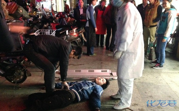 一20岁金坛小伙在步行街小吃摊喝下整瓶白酒