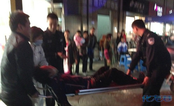 一20岁金坛小伙在步行街小吃摊喝下整瓶白酒