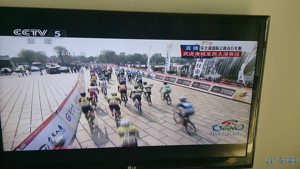 CCTV5在直播环太湖自行车赛常州武进段比赛