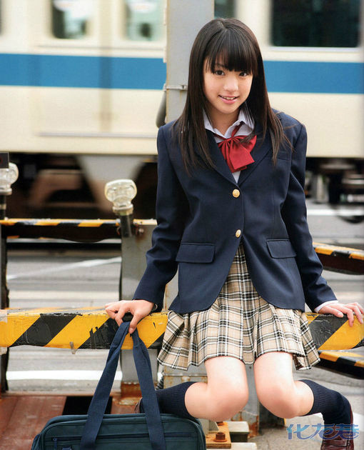 日本<em>女生</em>寒冬<em>穿</em>超短裙,裸腿秀身材。在冰雪严