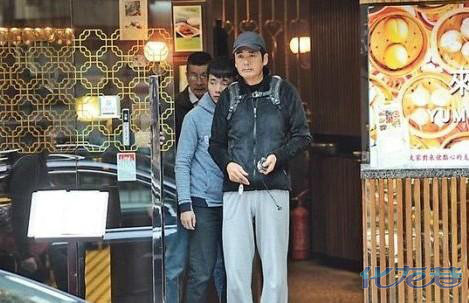 周润发街头遭围攻,粉丝冲上车拍照。最高峰2