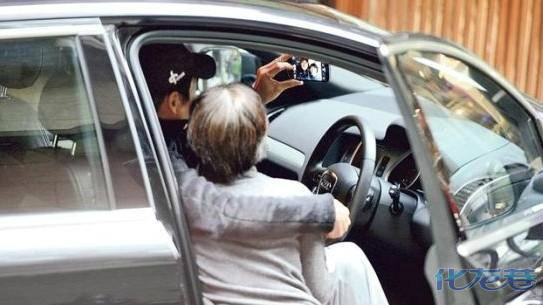 周润发街头遭围攻,粉丝冲上车拍照。最高峰2