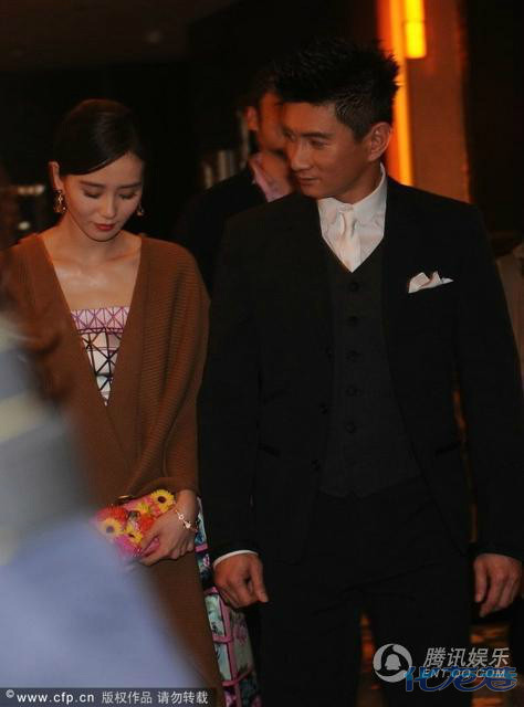 吴奇隆刘诗诗情侣档现身酒店,十指相扣秀甜蜜