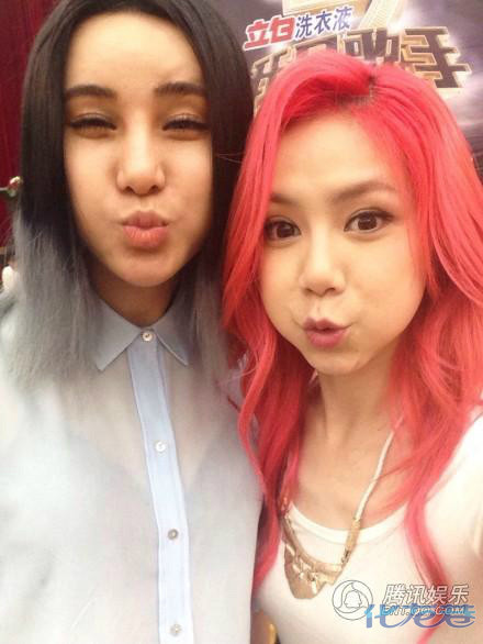 邓紫棋晒出与歌手们<em>金鱼嘴</em>自拍,<em>各种金鱼嘴</em>大