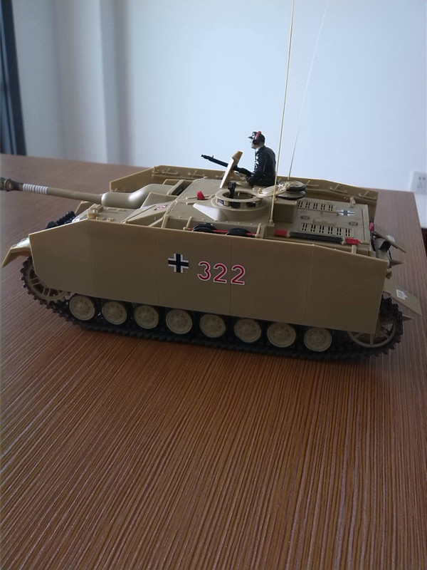 昨天刚买的田宫的四号突击炮模型。安奈不住一