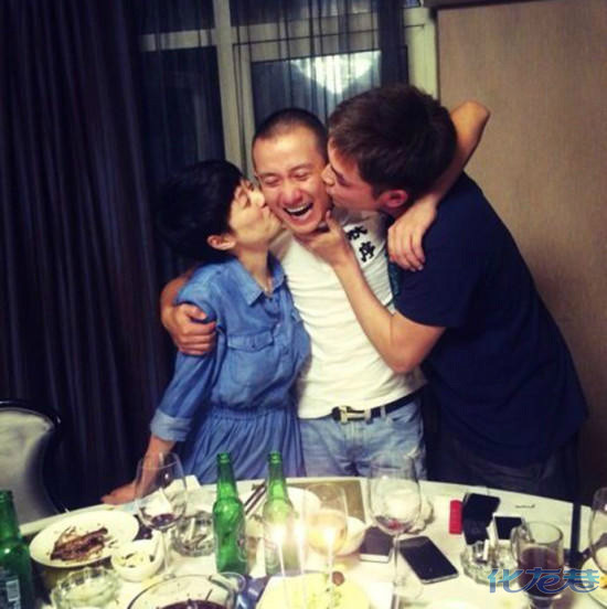  娱乐圈 一副远看万马奔腾,近看 乌烟瘴气 的景象