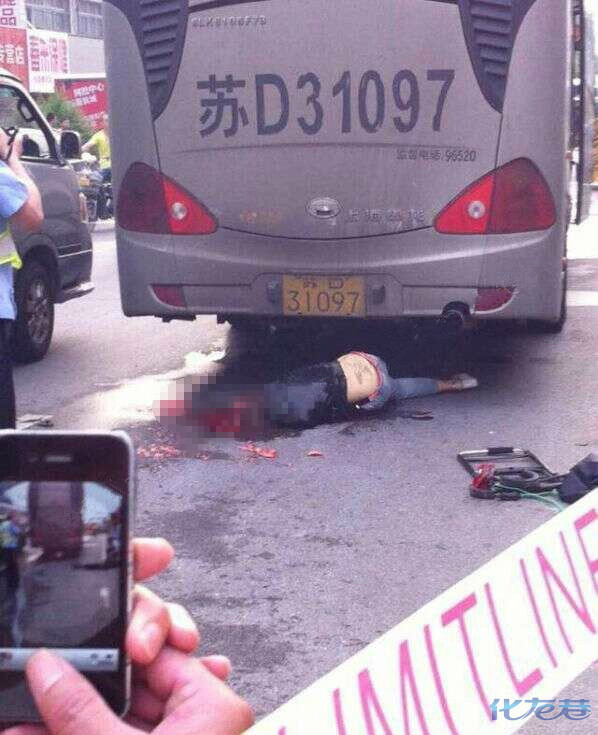 苏d牌照大客车将女路人压成肉泥