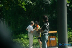妇女在休闲公园向老年人提供色情服务,一次10元,行为大胆不堪入目(图)