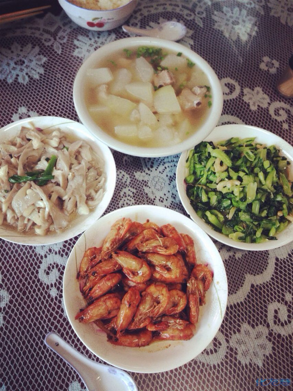 90后女生晒晒自己的厨艺,简单的家庭小菜,三菜一汤,大家看看还可以嘛