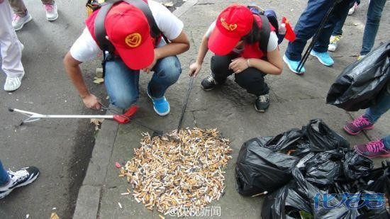 更多的游客选择将垃圾扔进垃圾桶,景区更干净了 随着国庆长假的到来,杭州市西湖景区也迎来了众多的游客,但比起去年,今年西湖景区的热度有所回落。据统计,黄金周头两日,西湖景区共迎客144.75万人次,其中1日同比下降3.4%,昨天更是下降了21.81%。 与此同时,今年的西湖还有一个可喜的变化,那就是景区变得更干净了。还记得去年国庆期间,西湖景区市政市容环卫管理中心策划的无烟西湖环保宣传活动吗?17名大学生志愿者在3小时内捡了7000多个香烟头。昨天,志愿者在同样的条件下再次捡起了烟头,结果