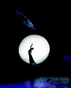 月出皎兮,佼人僚兮.月已如水.