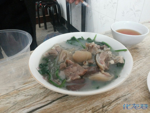 这样一碗羊汤需要33元一碗