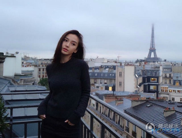 Angelababy晒在巴黎所拍浴袍照,那个谁拍照的