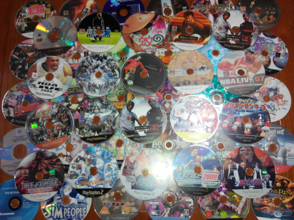 自己家里用的 索尼ps2电视游戏机 ~@ @