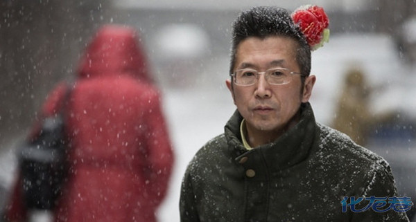 郑州街头惊现<em>胸罩</em>哥郭力, 馒头当胸部爱<em>穿</em>紧身