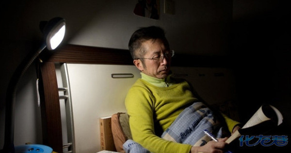 <em>郑州</em>街头惊现<em>胸罩哥郭力</em>, 馒头当胸部爱穿紧身