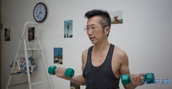 郑州街头惊现<em>胸罩</em>哥郭力, 馒头当胸部爱<em>穿</em>紧身