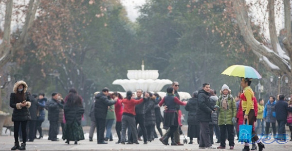 郑州街头惊现<em>胸罩</em>哥郭力, 馒头当胸部爱<em>穿</em>紧身