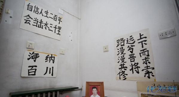 郑州街头惊现<em>胸罩</em>哥郭力, 馒头当胸部爱<em>穿</em>紧身