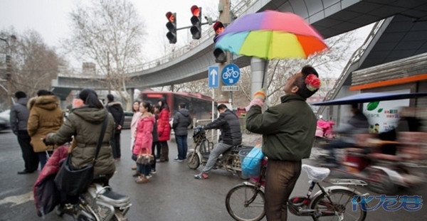 <em>郑州</em>街头惊现<em>胸罩哥郭力</em>, 馒头当胸部爱穿紧身