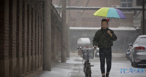 郑州街头惊现<em>胸罩</em>哥郭力, 馒头当胸部爱<em>穿</em>紧身