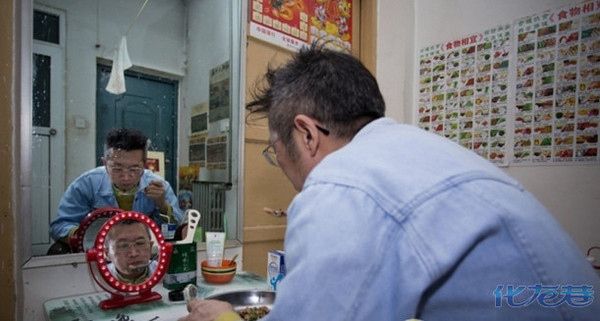 郑州街头惊现<em>胸罩</em>哥郭力, 馒头当胸部爱<em>穿</em>紧身