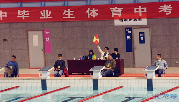 在中学毕业生体育游泳考试现场看到孩子不容易
