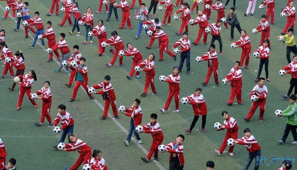 中国的足球有希望了河南学生跳起了足球操,这