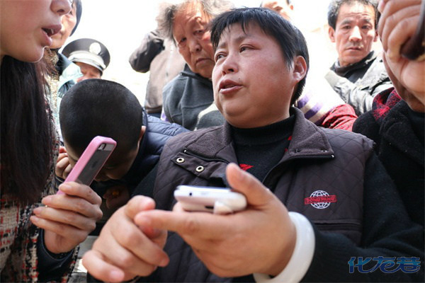 亲砸死不孝女,邻居联名为其请愿,张口闭口老东