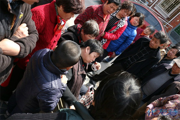 亲砸死不孝女,邻居联名为其请愿,张口闭口老东