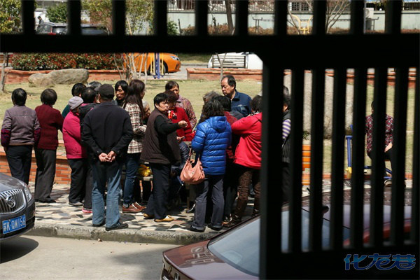 亲砸死不孝女,邻居联名为其请愿,张口闭口老东