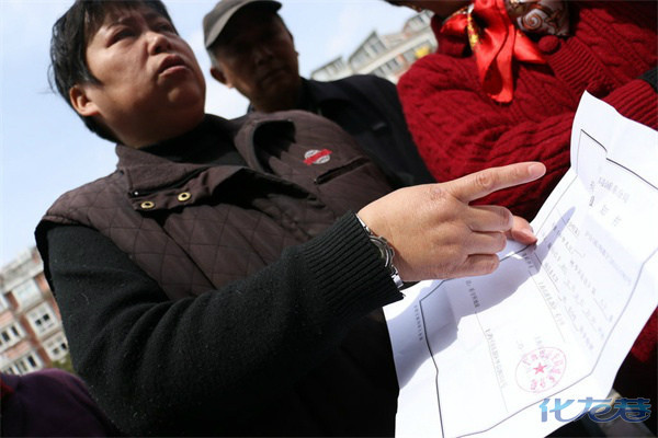 亲砸死不孝女,邻居联名为其请愿,张口闭口老东