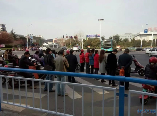 这俩<em>红马甲</em>站在那起什么<em>作用</em>? - 手机化龙巷