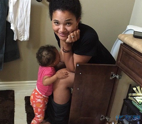 这个妈妈忙的像个大老板一样:一名<em>妇女</em>坐在马